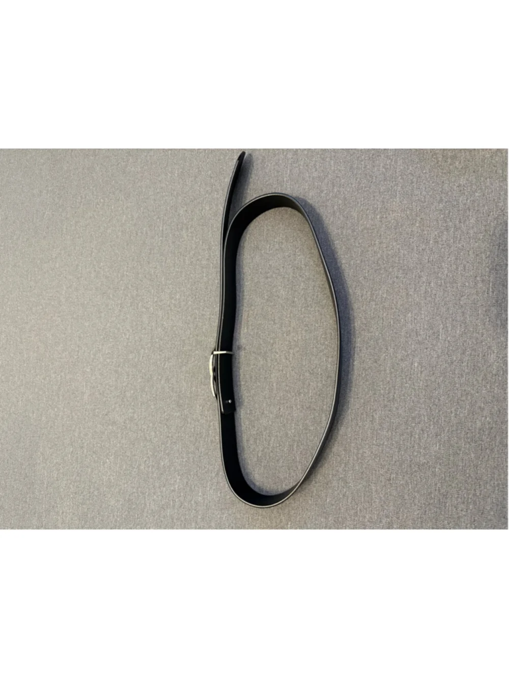 black belt distinctive silver-tone interlocking circle buckle EUC